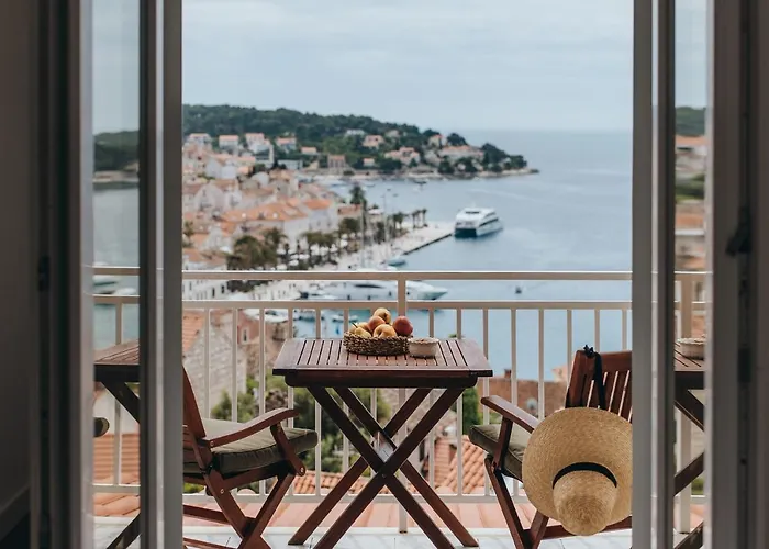 Anatota Hvar 4* חוואר