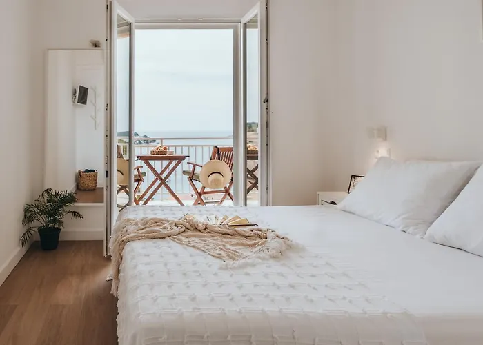 Anatota Hvar 4* חוואר