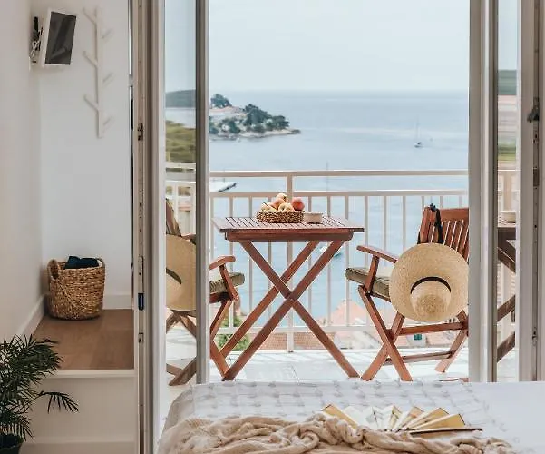 Anatota Hvar 4* חוואר