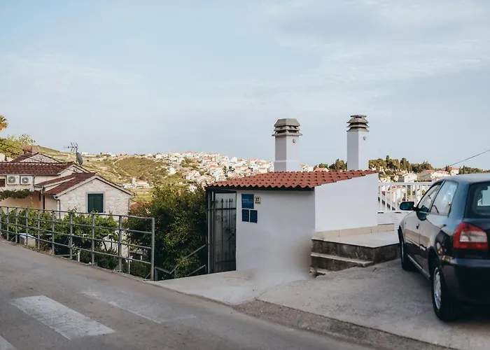 Anatota Hvar בית הארחה חוואר